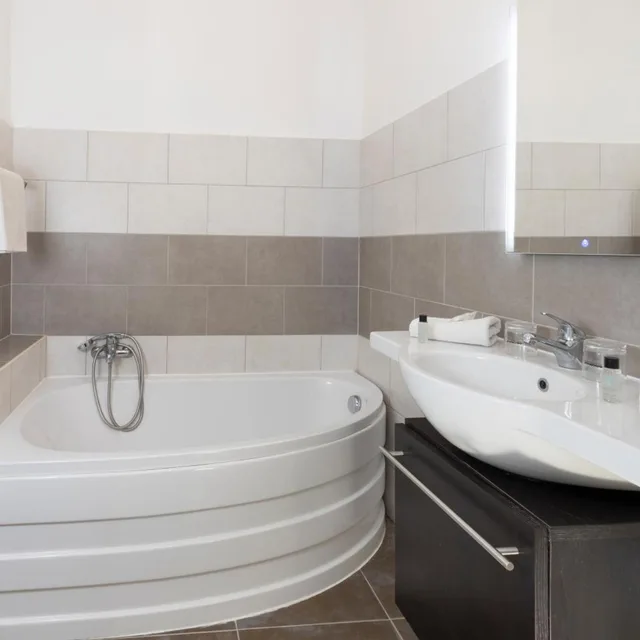 غرفة بسرير مزدوج أو سريرين منفصلين بشرفة، Originals, Hotel Galaxie, Nice Aeroport, CAP 3000 7/8