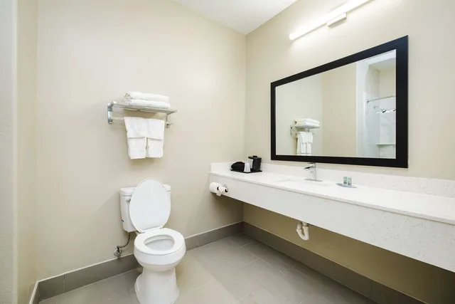 غرفة بسريرين كوين بمطبخ صغير لذوي الإعاقة، SureStay Studio by Best Western Conroe Downtown 9/10