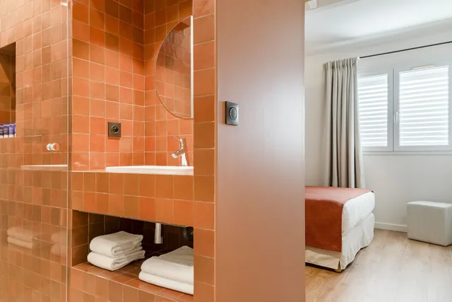غرفة كومفورت بسرير كوين بإطلالة على الحديقة، Les Elmes Hotel Spa 6/6