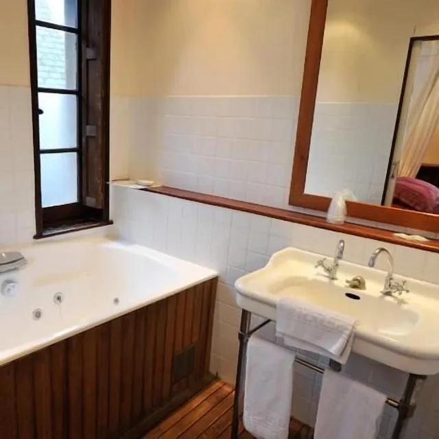 غرفة بسرير مزدوج بحوض جاكوزي، Hôtel La Résidence Manoir De La Salamandre 6/7