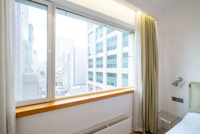 Senior, Apartment, 2 Queen Beds, Book and Bed-People's Square 5/10