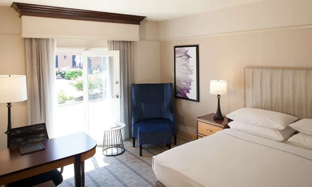 غرفة بسرير كينج بشرفة، Hilton Wilmington Christiana 2/3