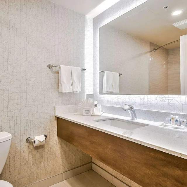 غرفة بسرير كينج وسريرين كوين، Comfort Inn and Suites South Calgary 4/5