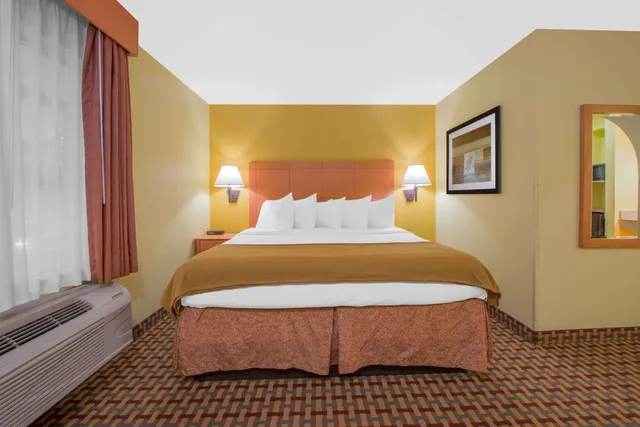 غرفة بسرير كينج، Days Inn by Wyndham Lubbock South 1/2