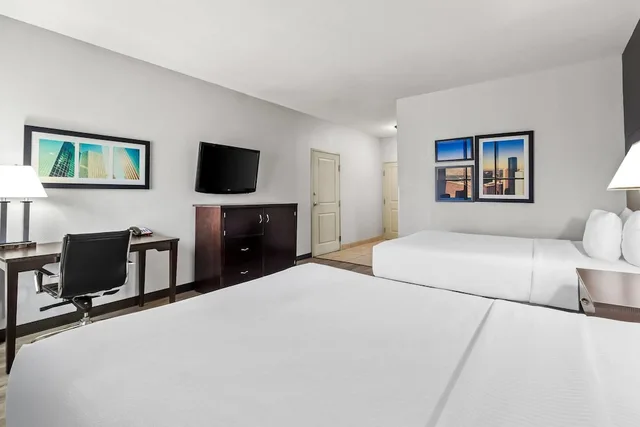 غرفة بسريرين كوين لذوي الإعاقة، La Quinta Inn & Suites by Wyndham Houston Energy Corridor 1/10