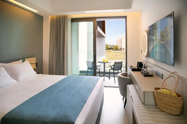 غرفة قياسية بسرير كينج بإطلالة على البحر بشرفة، Mercure Larnaca Beach Resort 1/8