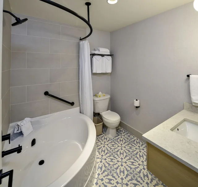 جناح بسريرين كوين بإطلالة على الفناء بغرفة نوم واحدة في طابق مرتفع، Balcomo, a Ramada by Wyndham 9/10