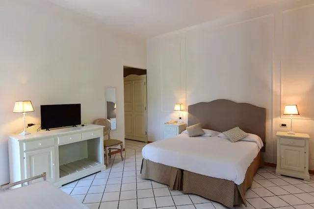غرفة بانورامية بسرير مزدوج بإطلالة على البحر بشرفة، Garden Riviera 6/9