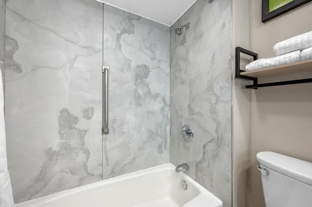 غرفة قياسية بسرير كينج، Best Western Plus Indianapolis North at Pyramids 8/10