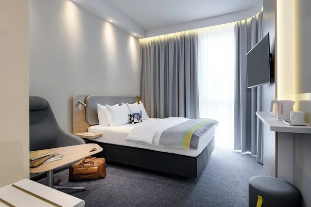 غرفة قياسية بسرير كوين بإطلالة على الفناء، Holiday Inn Express Regensburg 1/5