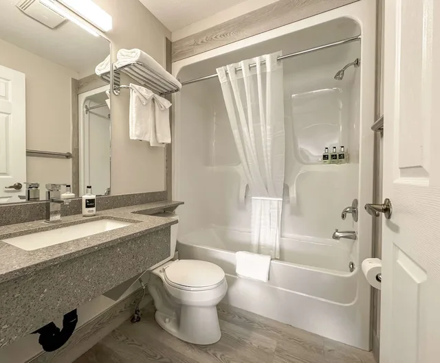 Coast, Comfort, Queen Bed, City View, Kitchenette، Coast Osoyoos Beach Hotel 5/6