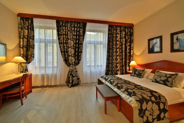غرفة قياسية ثلاثية بثلاثة أسرّة، Carlton Hotel 8/10