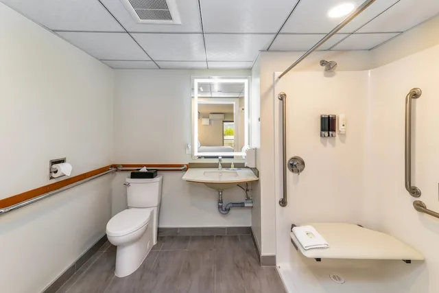 غرفة بسرير كوين لذوي الإعاقة، Quality Inn Sunshine Suites Terrace 7/8