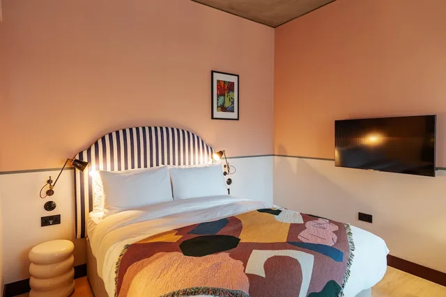 Compact, Studio, Double Bed, Second Nature Chiswick 3/5
