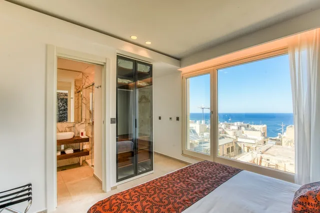 جناح ديلوكس بسرير كوين بإطلالة على البحر، The Capital Boutique Hotel Valletta 2/4