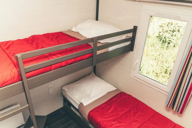 2 Bedrooms, Cottage, 1 Double and 2 Bunk Beds، Terres de France - Les Hameaux de Pomette 4/8