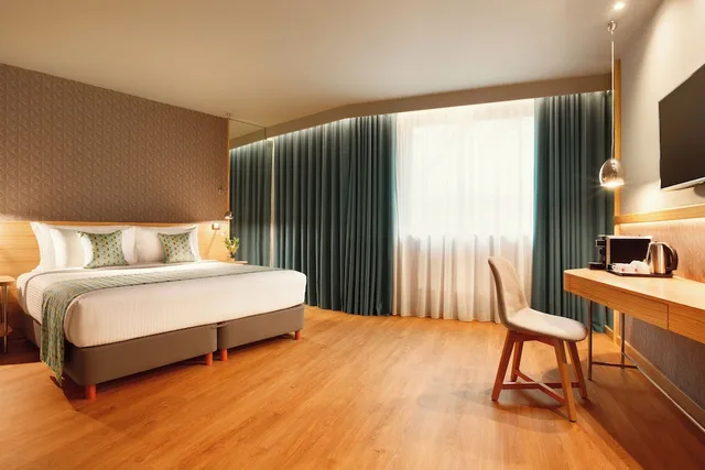Standard, King Bed, Atrium View، Wyndham Grand Athens 2/6
