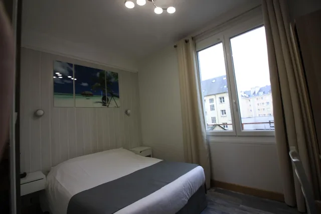 غرفة بسرير كوين بإطلالة على الفناء، L Univers Hotel 1/4