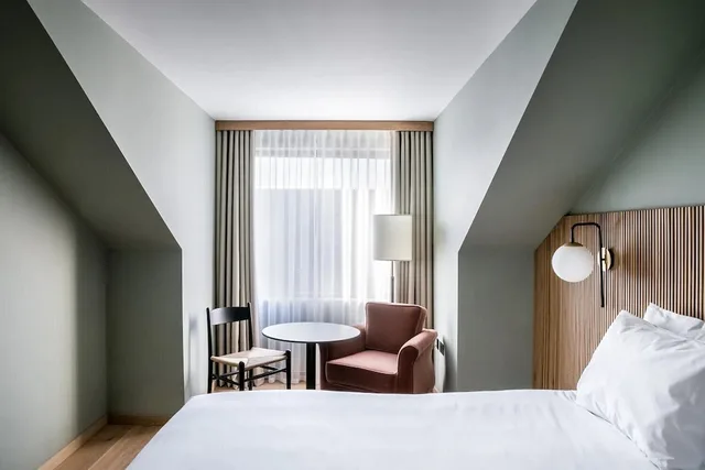 Room, Twin Beds, Mollies Motel 1/3