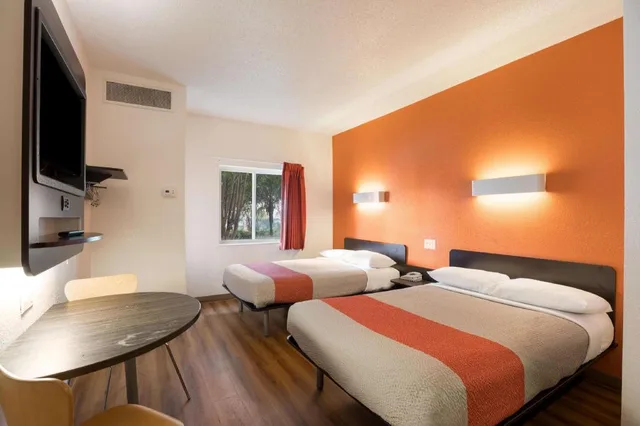 2 Full Beds Micfridge، Motel6 Orlando, FL - International Dr 3/6