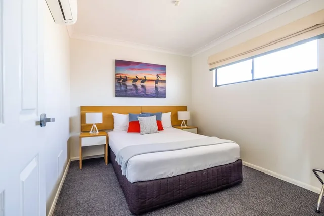 Efficiency, Suite, Queen Bed، MainStay Suites Townsville 1/3