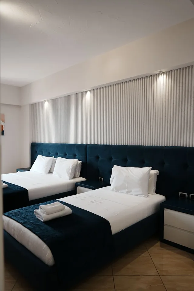 غرفة سوبيريور رباعية بسرير كوين وسرير فردي بإطلالة على البحر بشرفة مع أريكة، Blue Sky Hotel 2/10