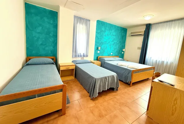 غرفة قياسية رباعية بسرير مزدوج وسريرين منفصلين بغرفة نوم واحدة، Hotel Timiama 5/10