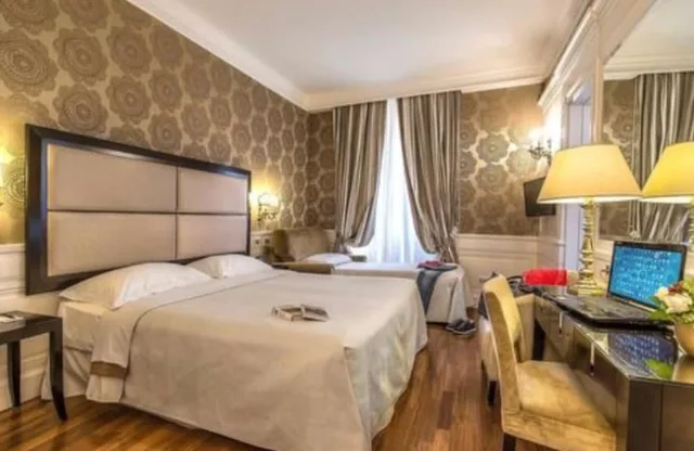غرفة ثلاثية بسرير كوين مع أريكة، Albergo Del Senato 2/5