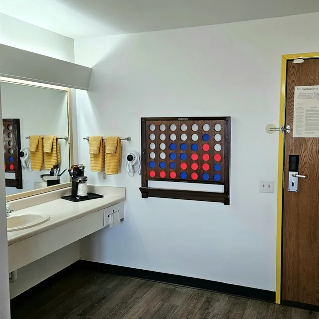 Family Suite, 2 Bunk Beds, Sofa, Super 8 By Wyndham Belgrade/Bozeman Airport 3/6