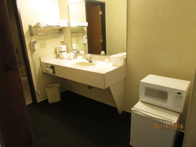 غرفة رومانسية بسرير كينج بشرفة بحوض جاكوزي، Great Lakes Inn 9/10