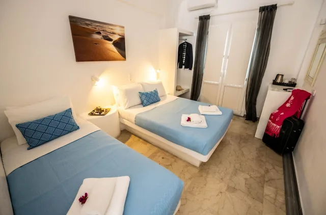 غرفة قياسية ثلاثية بسرير مزدوج وسرير فردي بإطلالة على البحر بشرفة، Join Us Low Cost Rooms 1/6