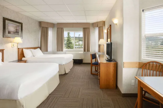 Efficiency, 2 Queen Beds، Days Inn By Wyndham Hinton 1/2