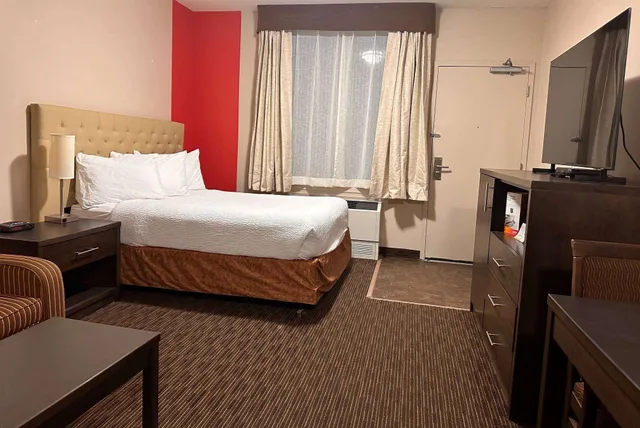 استوديو بسرير كوين، Ramada by Wyndham Estevan 1/1