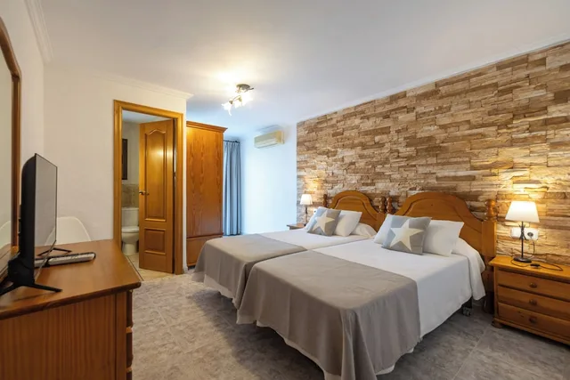 غرفة قياسية بسرير مزدوج بإطلالة على البحر بشرفة، Lago Dorado Hotel 1/5