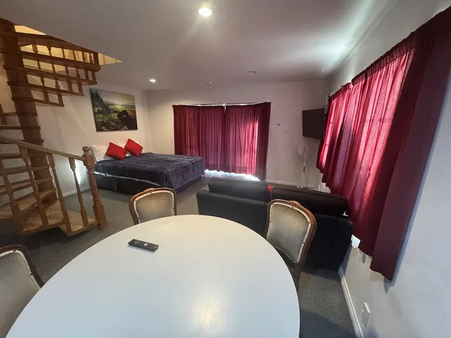 2 Bedrooms, Family Suite, 1 Double and 3 Single Beds، Settlers Motor Lodge 7/9