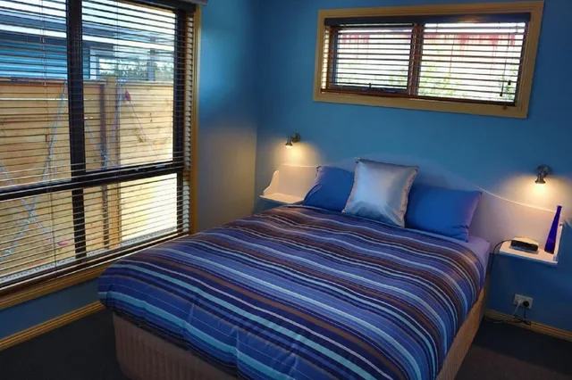 شقة بغرفتي نوم لذوي الإعاقة، Strahan Bungalows 1/3