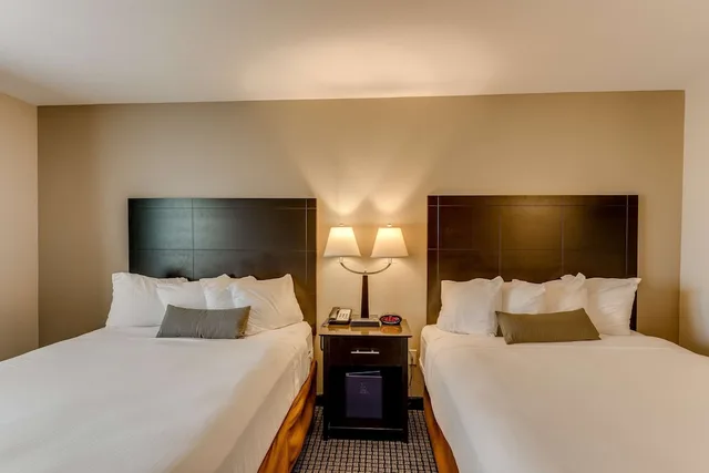 شقة بسريرين كوين بغرفتي نوم مع أريكة بمنطقة جلوس بمطبخ، Best Western Lakewinds 1/11