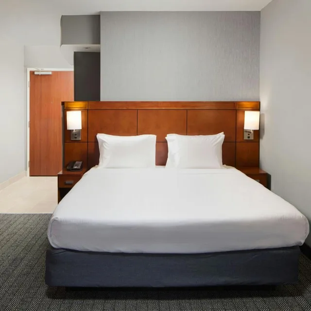 غرفة بسرير كينج مع أريكة بحوض استحمام لذوي الإعاقة، Courtyard By Marriott Waldorf 2/8