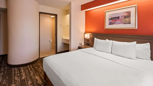 Room, King Bed, Street View، Charlevoix Inn Suites, SureStay Collection by Best Western 1/7