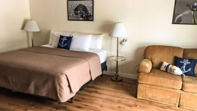 جناح جونيور، The Colonial Inn 1/5