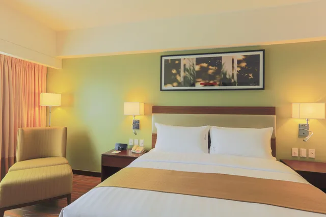 غرفة قياسية بسرير كينج في طابق مرتفع، Holiday Inn & Suites Makati 6/11