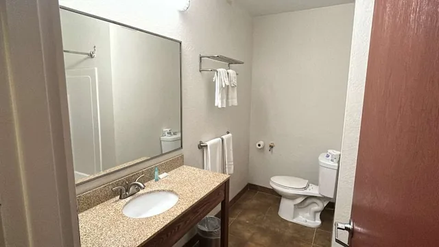 غرفة بسرير كينج، Pleasant Night Inn Carthage Near Fort Drum 6/6