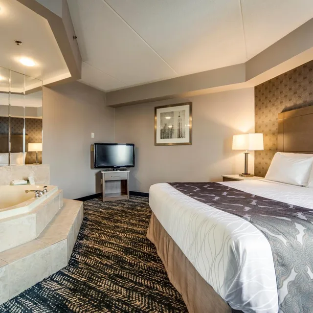جناح ديلوكس بسرير كوين بمنطقة جلوس بحوض جاكوزي، Monte Carlo Inn Brampton Suites 2/8