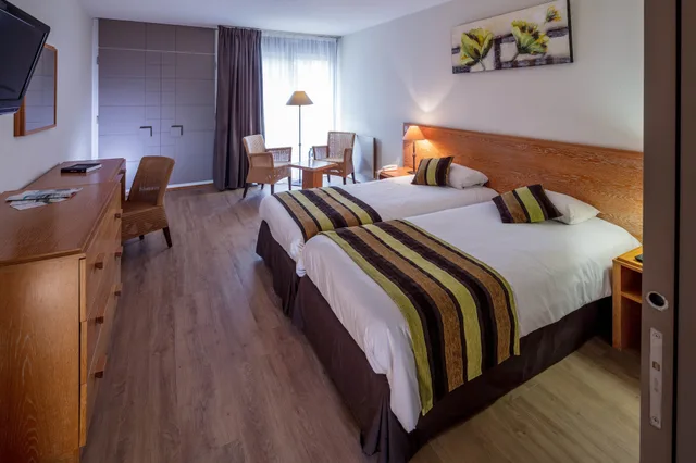 غرفة بسريرين منفصلين بشرفة، Garrigae Manoir de Beauvoir 2/4