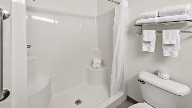 غرفة بسرير كينج، Estherville Hotel Amp Suites 9/10