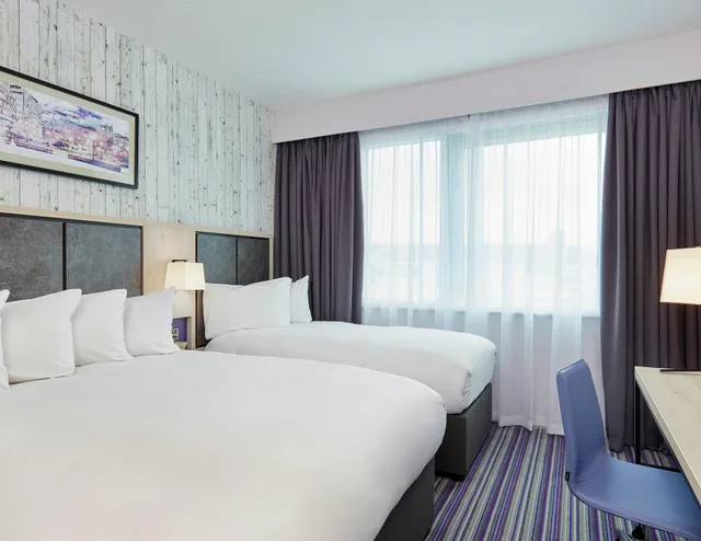 غرفة قياسية بسرير مزدوج وسرير فردي، Leonardo Hotel Sheffield 1/5