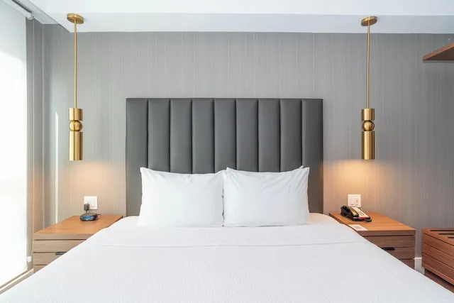 جناح بسرير كينج مع أريكة بمطبخ، Sandman Signature Sherwood Park Hotel 3/4