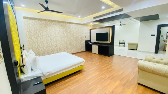 غرفة رئاسية بسرير كينج، 7 Hills Hotel and Resort Nalanda 1/1