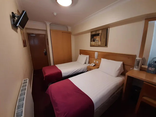غرفة بسريرين منفصلين، Americana Hotel 3/5
