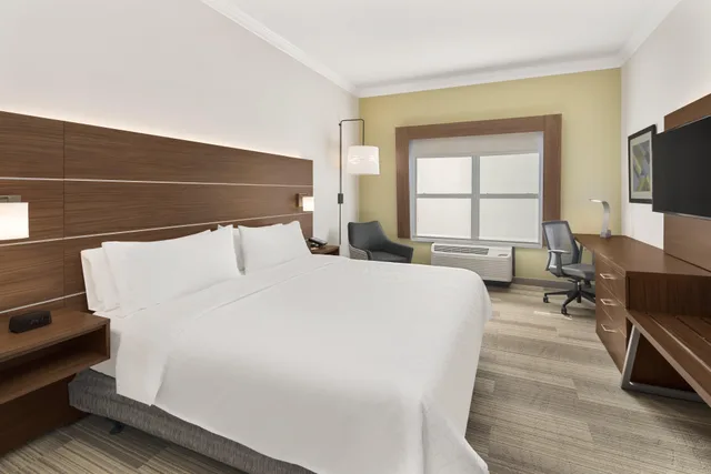 غرفة بسرير كينج، Holiday Inn Express Hotel And Suites Byron 1/1